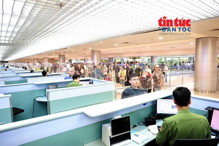 Hành khách xếp hàng làm thủ tục nhập cảnh tại nhà ga quốc tế T2.
