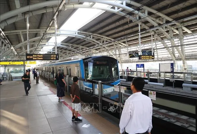 Hành khách đón tàu metro hướng từ Thủ Đức vào trung tâm Thành phố Hồ Chí Minh. Ảnh tư liệu: Hồng Đạt/TTXVN