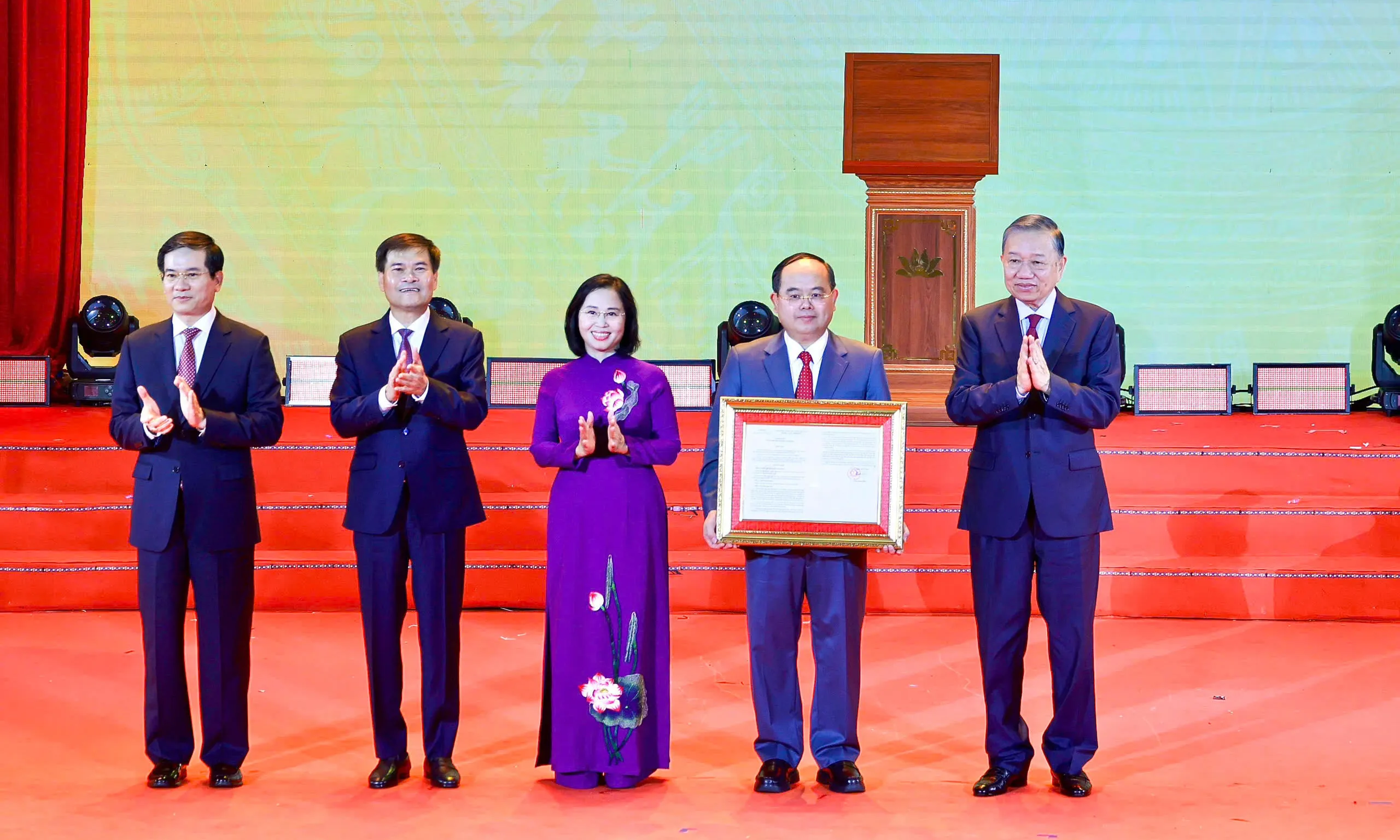 Chính thức thành lập thành phố Quảng Ninh
