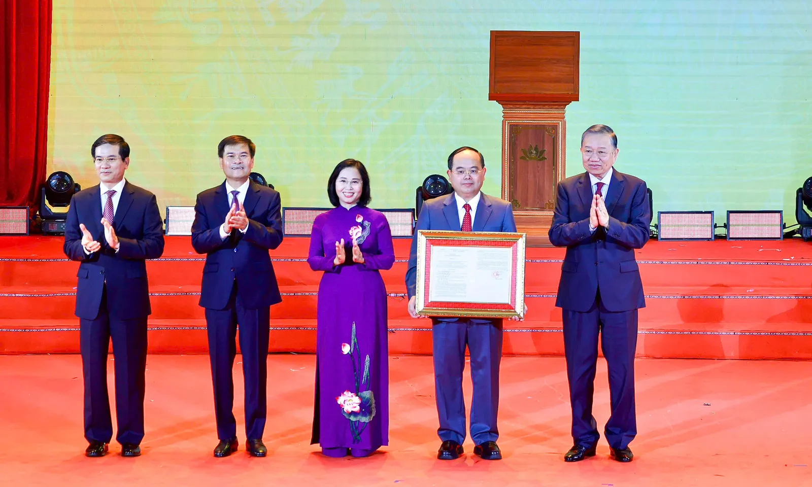 Chính thức thành lập thành phố Quảng Ninh