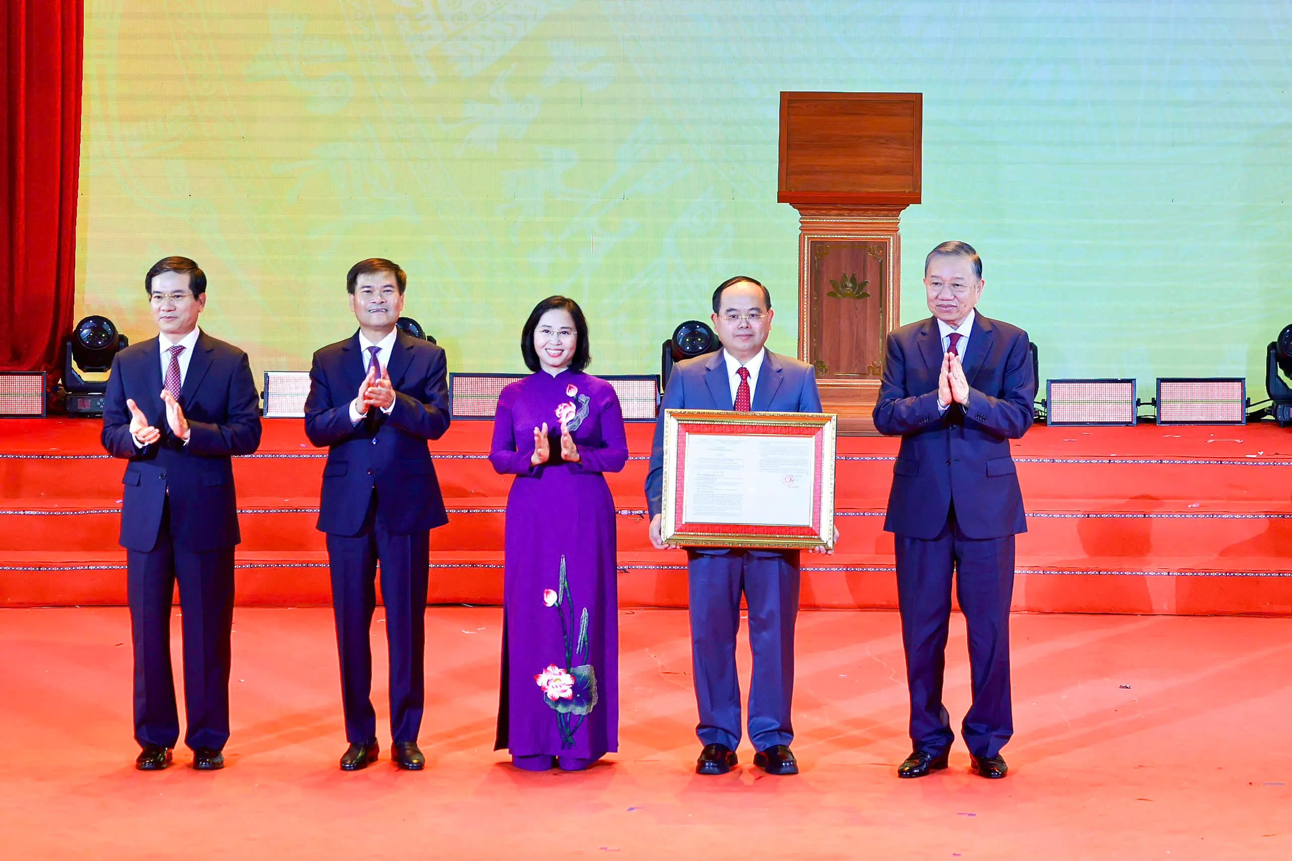 Tổng Bí thư, Chủ tịch nước Tô Lâm trao nghị quyết của Quốc hội về thành lập thành phố Quảng Ninh cho lãnh đạo thành phố - Ảnh NGUYỄN KHÁNH TTO