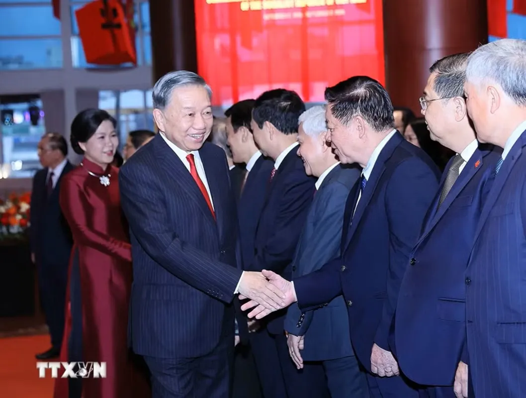 Tổng Bí thư, Chủ tịch nước và Phu nhân với các đại biểu tại lễ Kỷ niệm-h1