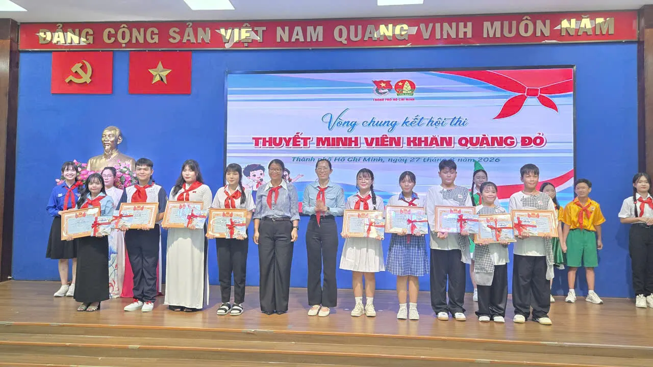 Trao giải ba cho các thí sinh tại Hội thi “Thuyết minh viên Khăn quàng đỏ” năm 2026 - Ảnh Bá Nam