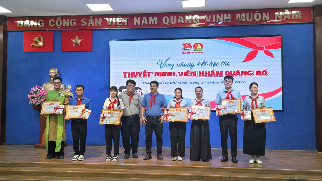 Trao giải khuyến khích cho các thí sinh tại hội thi thuyết minh viên Khăn Quàng Đỏ - Ảnh Bá Nam