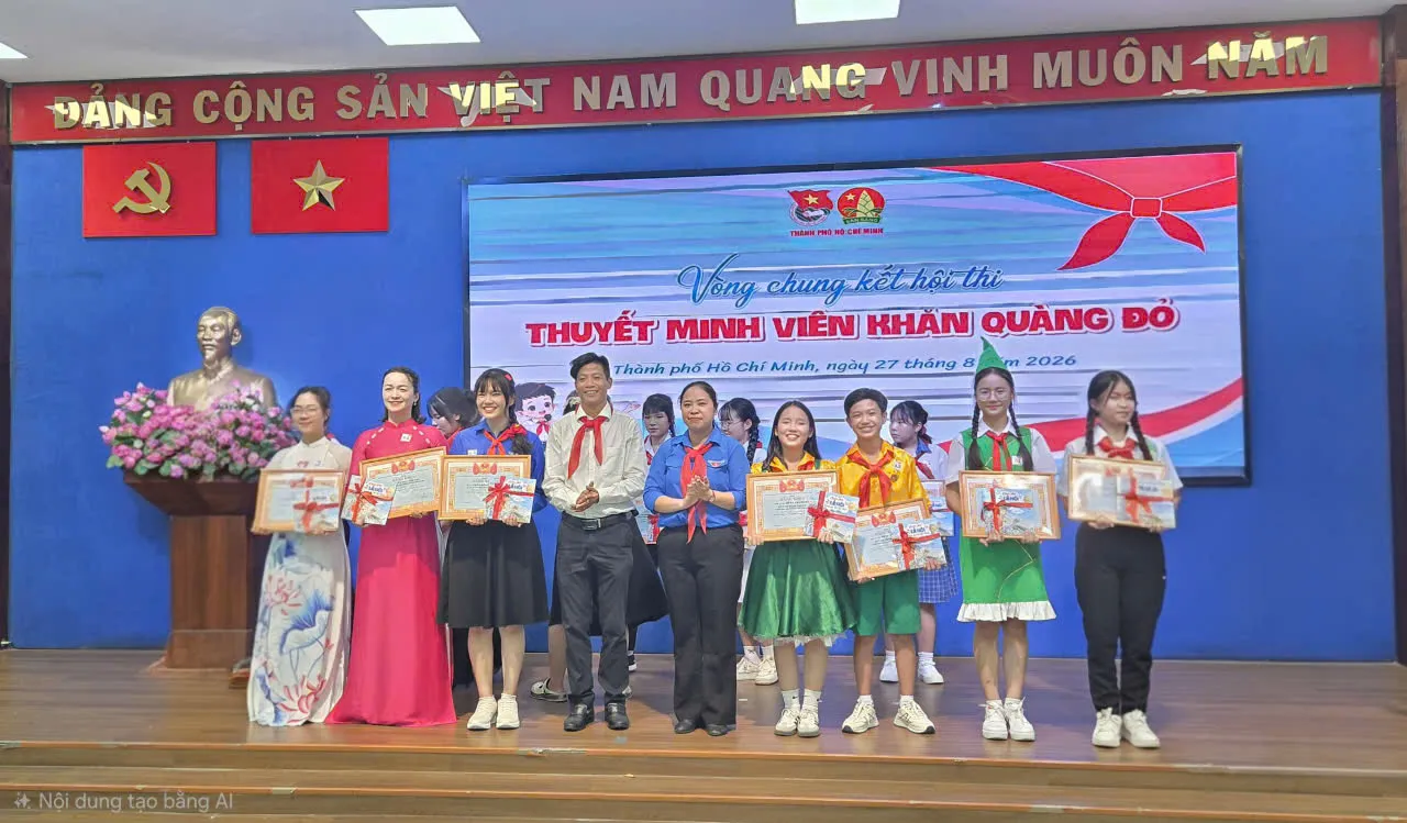 Trao giải nhất và giải nhì cho các thí sinh xuất sắc nhất ở bảng A và B tại hội thi thuyết minh viên Khăn Quàng Đỏ - Ảnh Bá Nam