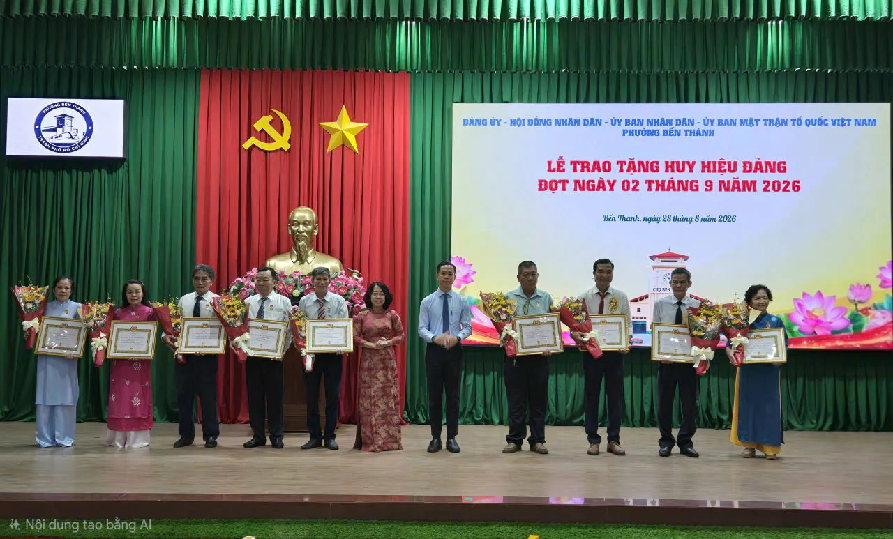 Trao huy hiệu 30 năm tuổi Đảng cho các đồng chí đảng viên phường Bến Thành - Ảnh Bá Nam