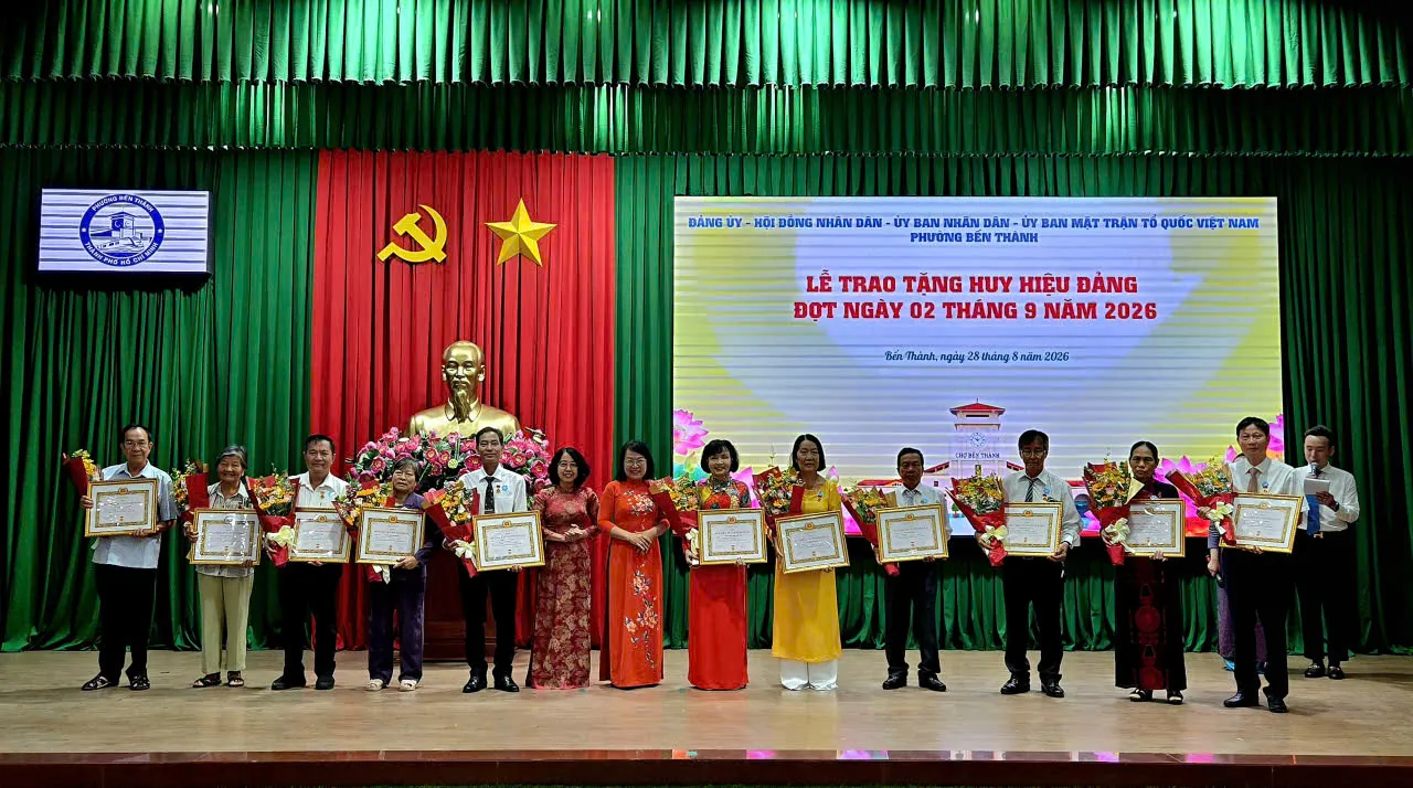 Trao huy hiệu 35 năm tuổi Đảng cho các đồng chí đảng viên phường Bến Thành - Ảnh Bá Nam