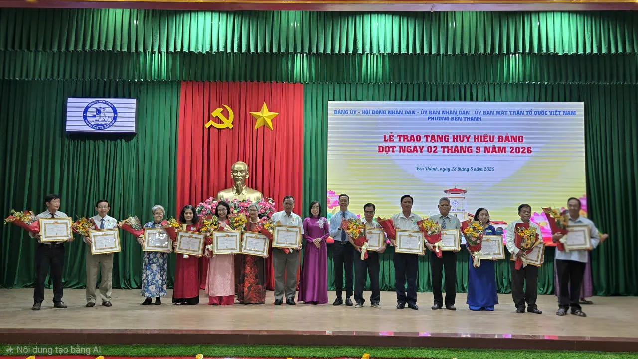 Trao huy hiệu 40 năm tuổi Đảng cho các đồng chí đảng viên phường Bến Thành - Ảnh Bá Nam