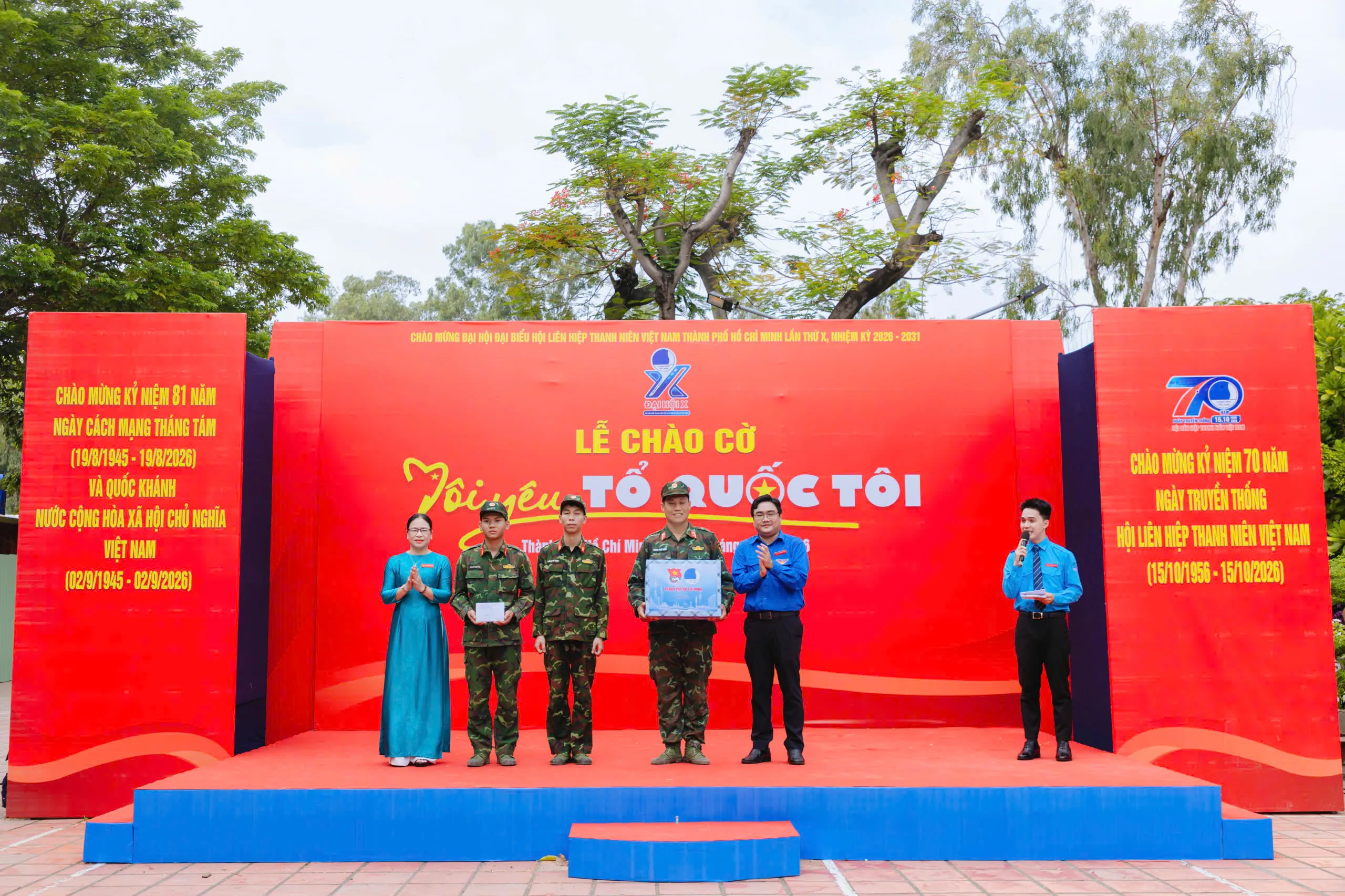 Trao tặng quà cho lực lượng thực hiện nhiệm vụ quy tập hài cốt liệt sĩ - Ảnh Thành Đoàn