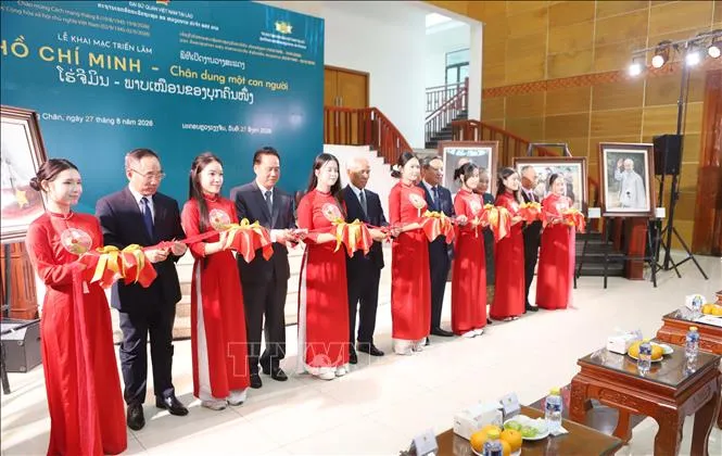 Các đại biểu hai nước cắt băng khai mạc Triển lãm “Hồ Chí Minh - Chân dung một con người”. Ảnh: Xuân Tú/TTXVN