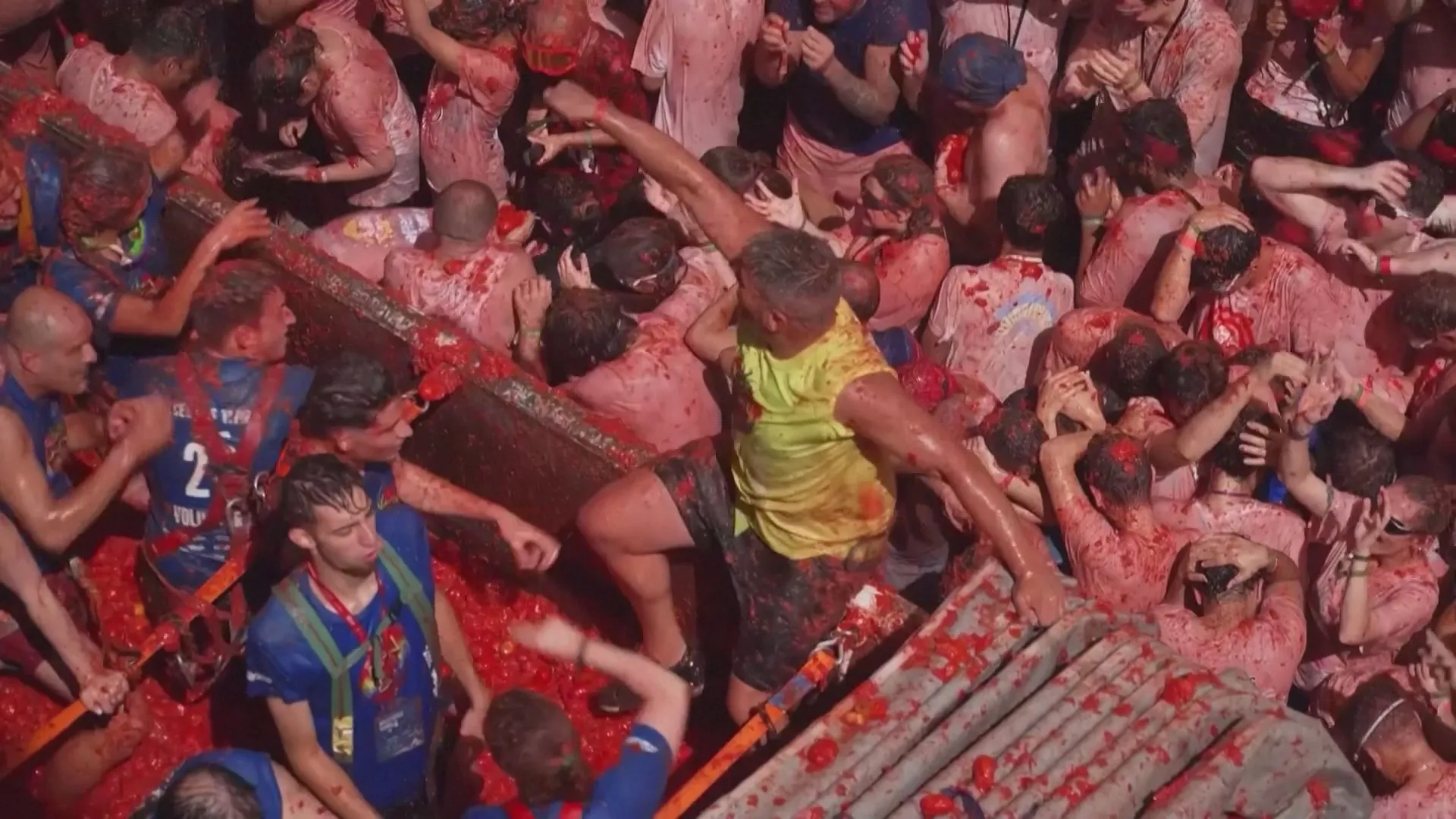 Tây Ban Nha: Đại chiến ném cà chua Tomatina - Ảnh 4. Tây Ban Nha: Đại chiến ném cà chua Tomatina - Ảnh 4.
