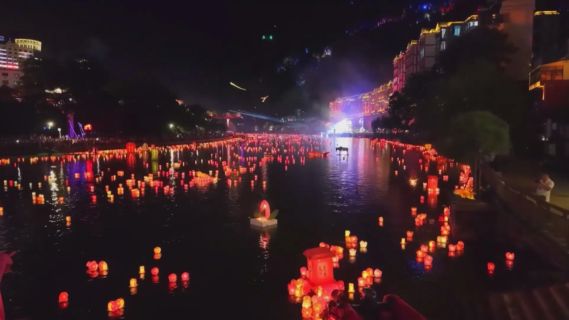 Trung Quốc: Lễ hội hoa đăng trên sông Tử Giang - Ảnh 2. Trung Quốc: Lễ hội hoa đăng trên sông Tử Giang - Ảnh 2.