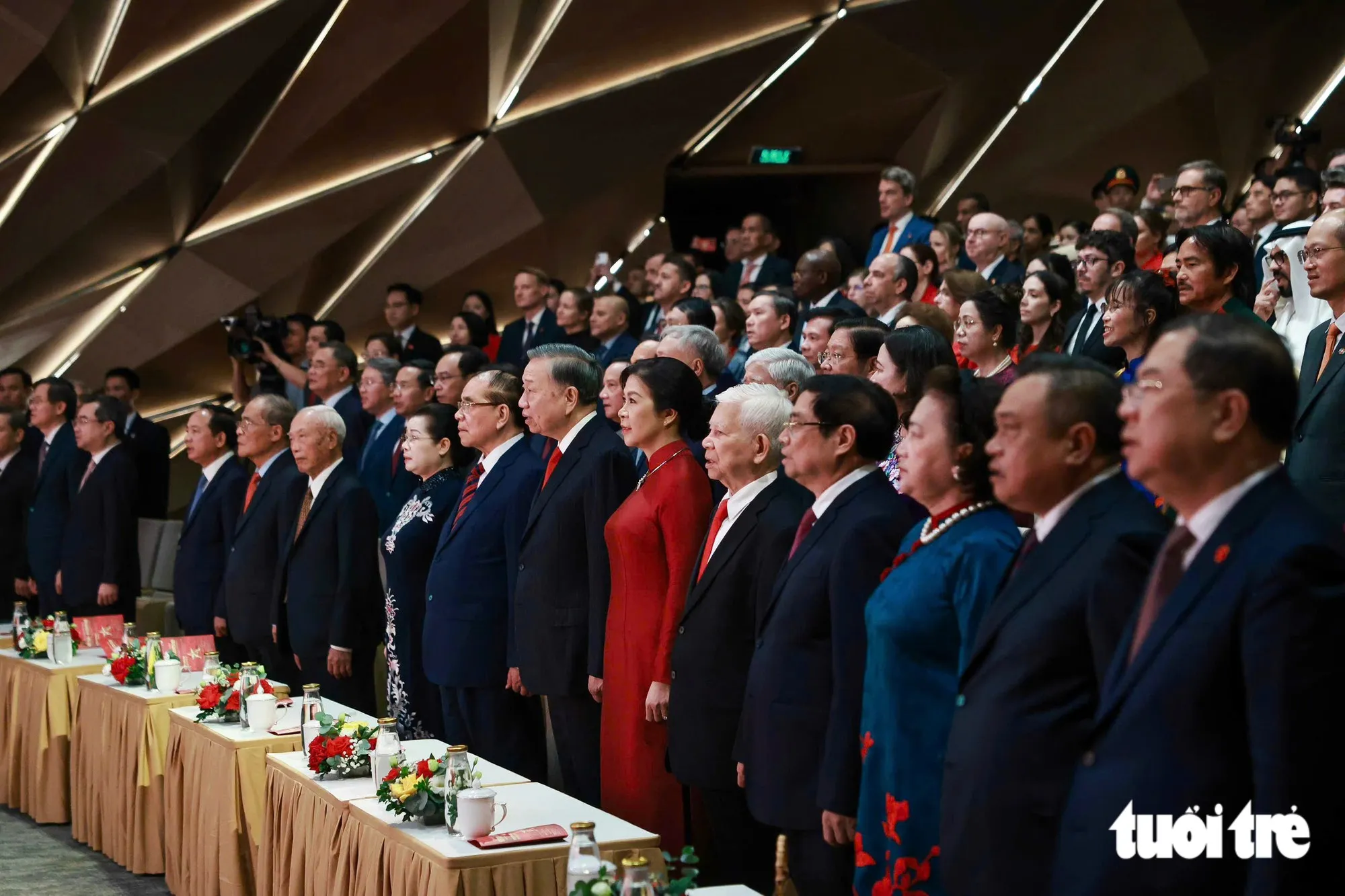 Tổng Bí thư, Chủ tịch nước Tô Lâm và Phu nhân cùng các lãnh đạo, nguyên lãnh đạo cấp cao Đảng, Nhà nước thực hiện nghi thức chào cờ, hát quốc ca tại lễ kỷ niệm - Ảnh: Nguyễn Khánh - TTO
