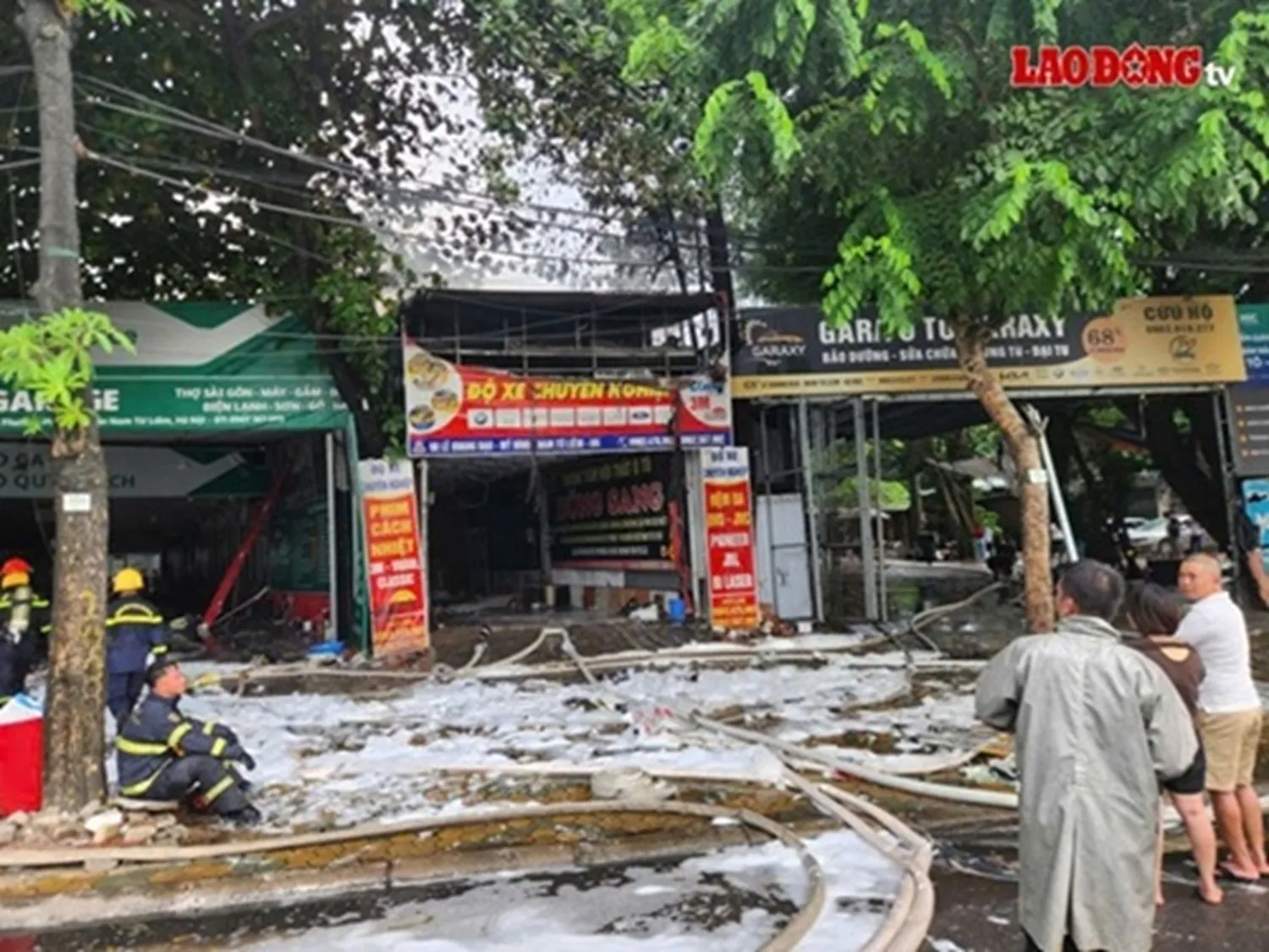 Cháy lớn tại dãy xưởng sửa chữa ôtô ở Hà Nội - Ảnh: Minh Hạnh - Lao Động