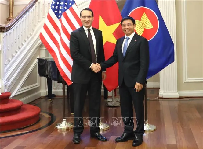 Phó Thủ tướng Chính phủ Nguyễn Văn Thắng và Thứ trưởng Bộ Thương mại Hoa Kỳ Jeffrey Kessler ngày 28/8/2026. Ảnh: Ngọc Quang/PV TTXVN tại Mỹ