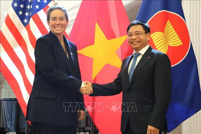 Phó Thủ tướng Chính phủ Nguyễn Văn Thắng và Giám đốc Chính sách Cơ quan Tài chính Phát triển quốc tế Hoa Kỳ (DFC) Caroline Vik ngày 27/8/2026. Ảnh: Ngọc Quang/PV TTXVN tại Mỹ