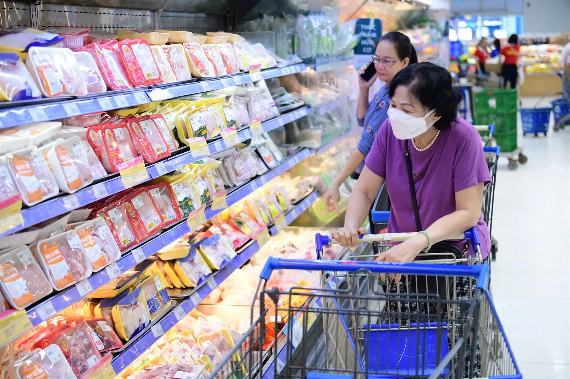 Các chương trình khuyến mãi được triển khai đa dạng mỗi ngày, cùng với việc phục vụ xuyên lễ, giúp đáp ứng nhu cầu mua sắm của người dân và hạn chế tâm lý tích trữ hàng hóa dịp lễ.