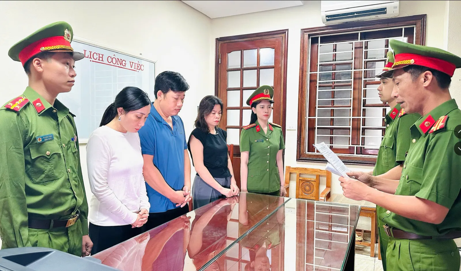 Công an thi hành quyết định khởi tố 3 bị can liên quan đến vụ án - Ảnh: Công an tỉnh Thanh Hóa cung cấp