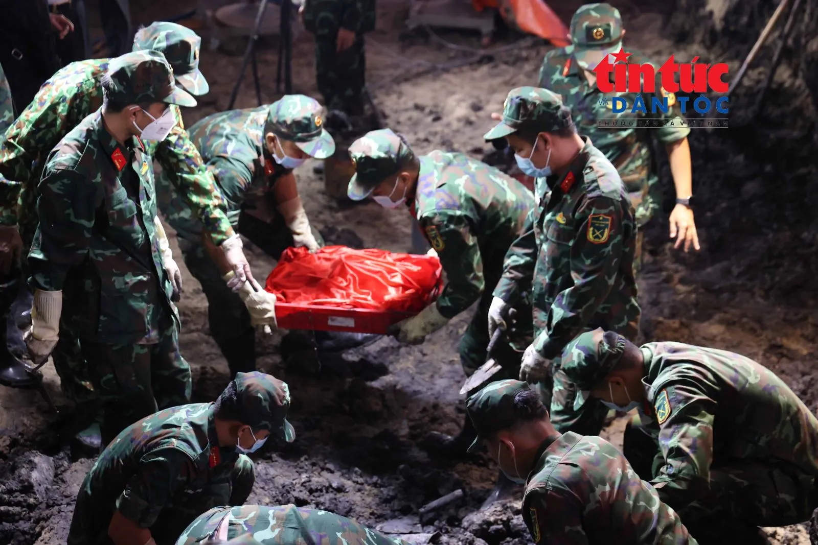 Lực lượng tìm kiếm, quy tập hài cốt liệt sĩ tại Công viên Lê Thị Riêng.