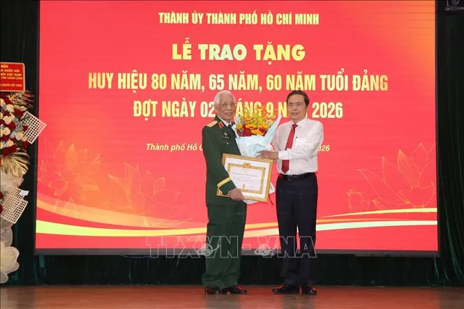 Chủ tịch Quốc hội Trần Thanh Mẫn trao Huy hiệu 80 tuổi Đảng cho đồng chí Nguyễn Văn Thái, Đảng bộ phường Bến Thành, TP. Hồ Chí Minh.