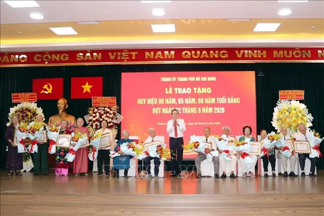 Chủ tịch Quốc hội Trần Thanh Mẫn chúc mừng các đồng chí đảng viên, lão thành cách mạng đón nhận Huy hiệu Đảng đợt 2/9/2026 tại TP. Hồ Chí Minh