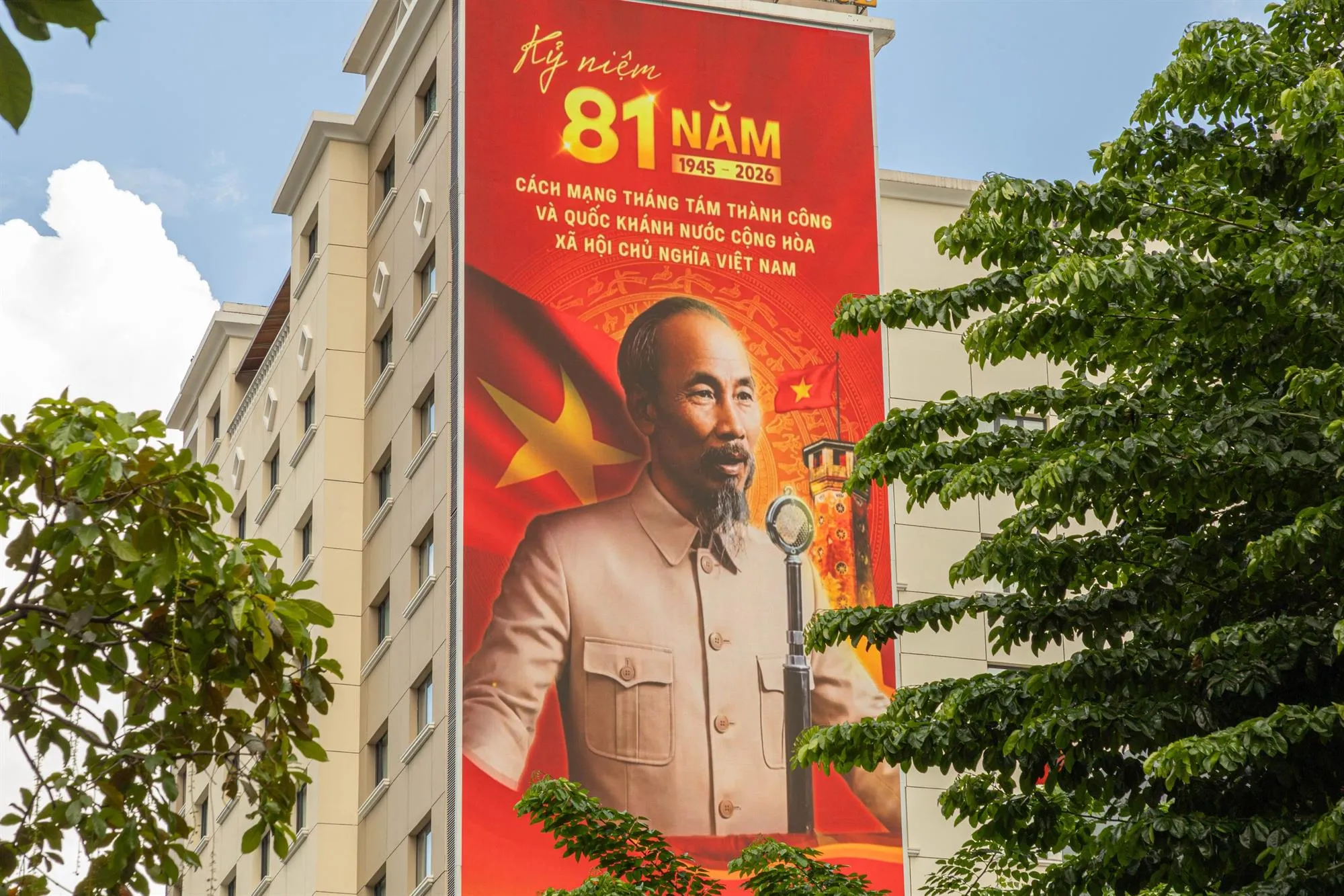 Hình ảnh Chủ tịch Hồ Chí Minh đọc Tuyên ngôn Độc lập ngày 2/9/1945 được tái hiện trên các pano điện tử tại TP. Hồ Chí Minh