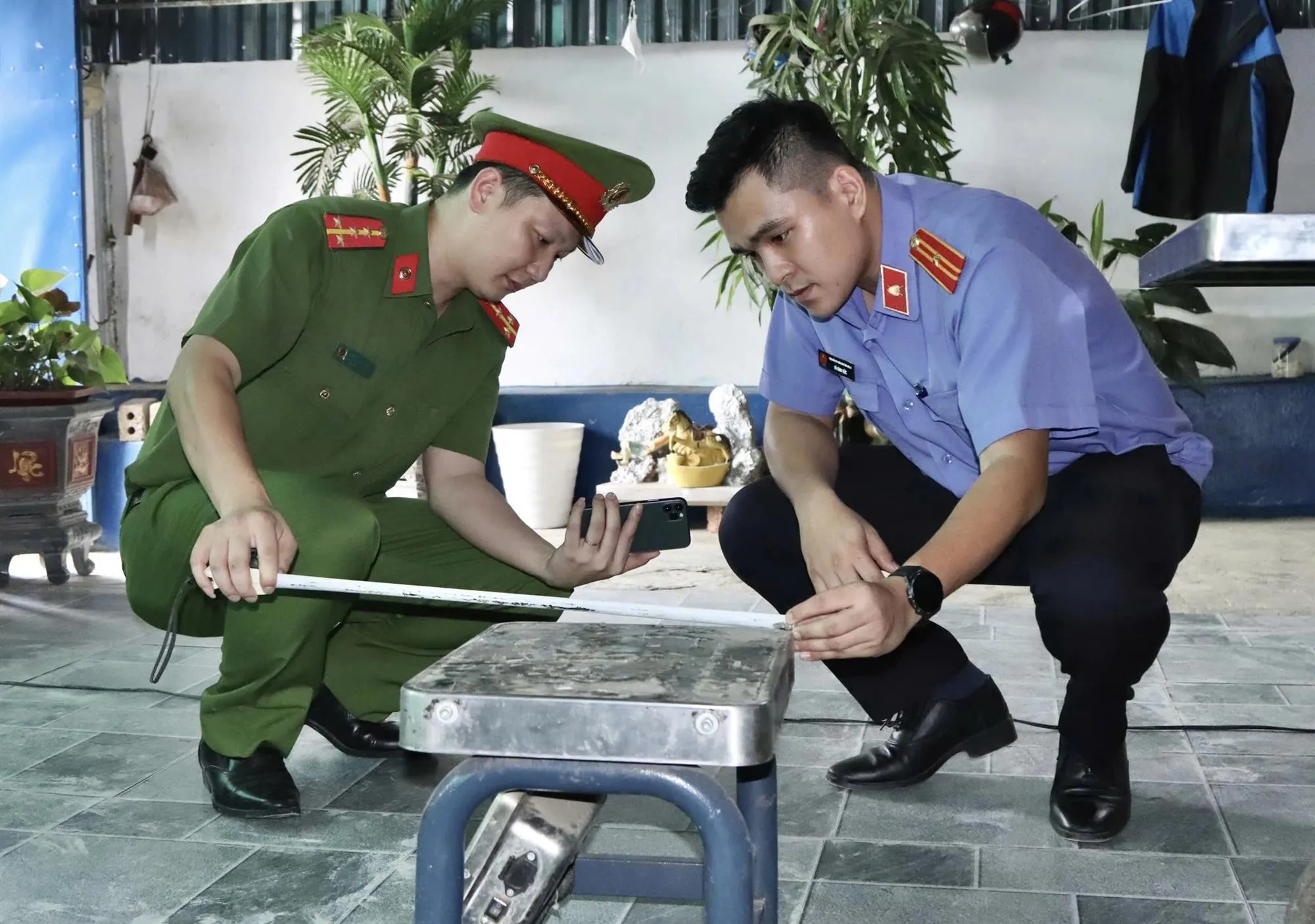 Lực lượng chức năng kiểm tra tang vật vụ án - Ảnh: Cao Thiên - Thanh Niên