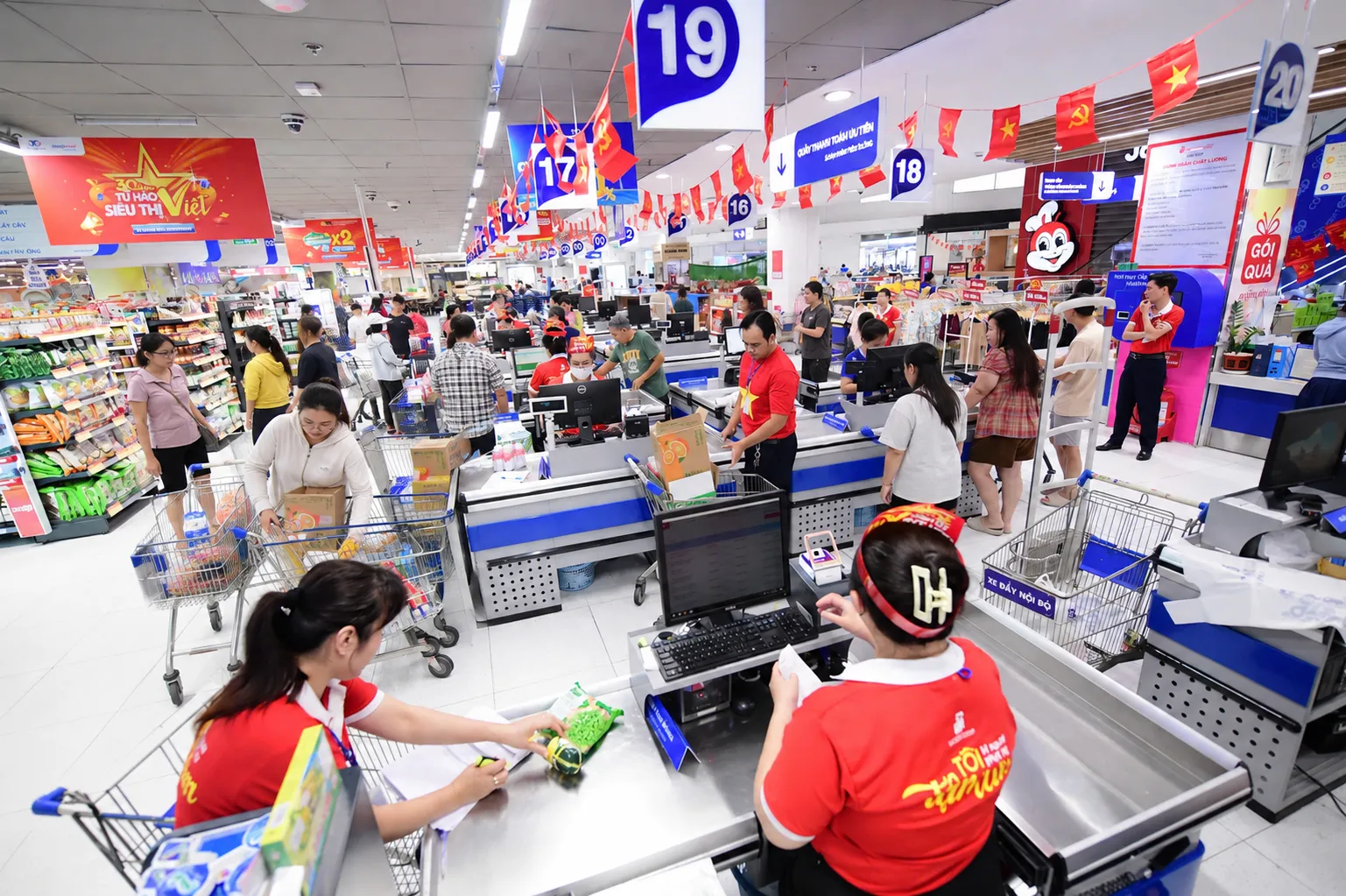 Không gian tại các siêu thị đang được trang hoàng với lá cờ đỏ sao vàng mừng lễ (ẢNH QUANG ĐỊNH)