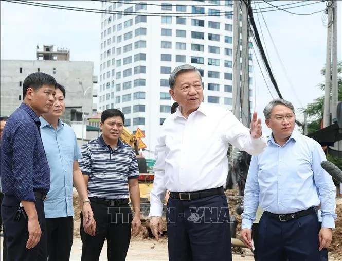 Tổng Bí thư, Chủ tịch nước Tô Lâm kiểm tra thực địa tại Dự án đầu tư xây dựng đường Vành đai 1 (đoạn Hoàng Cầu - Voi Phục). Ảnh: Thống Nhất/TTXVN
