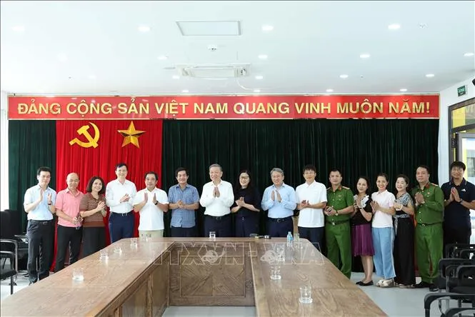 Tổng Bí thư, Chủ tịch nước Tô Lâm và các đồng chí lãnh đạo thành phố Hà Nội, Sở Giáo dục và Đào tạo, phường Yên Hòa và thầy cô giáo Trường THPT Hoàng Quán Chi. Ảnh: Thống Nhất/TTXVN
