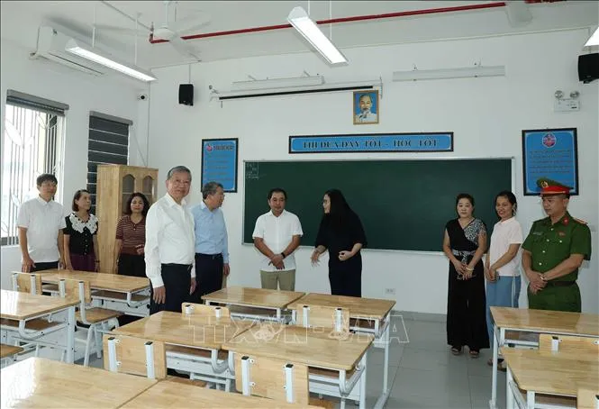 Tổng Bí thư, Chủ tịch nước Tô Lâm kiểm tra cơ sở vật chất chuẩn bị cho năm học mới tại Trường THPT Hoàng Quán Chi, phường Yên Hoà. Ảnh: Thống Nhất/TTXVN
