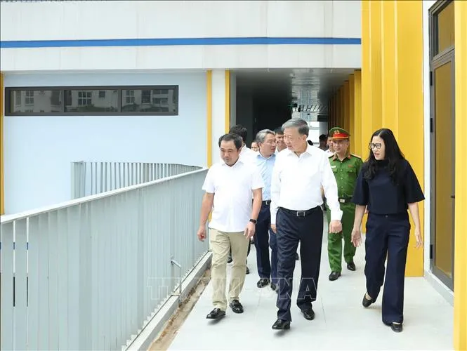Tổng Bí thư, Chủ tịch nước Tô Lâm kiểm tra cơ sở vật chất chuẩn bị cho năm học mới tại Trường THPT Hoàng Quán Chi, phường Yên Hoà. Ảnh: Thống Nhất/TTXVN