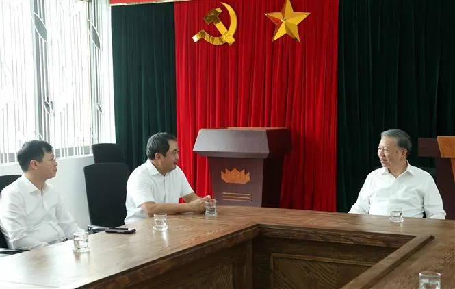 Tổng Bí thư, Chủ tịch nước Tô Lâm trao đổi, chỉ đạo công việc với Bí thư Thành ủy Hà Nội Trần Đức Thắng và Giám đốc Sở Giáo dục và Đào tạo Hà Nội Nguyễn Văn Hiền, tại Trường THPT Hoàng Quán Chi, phường Yên Hoà. Ảnh: Thống Nhất/TTXVN