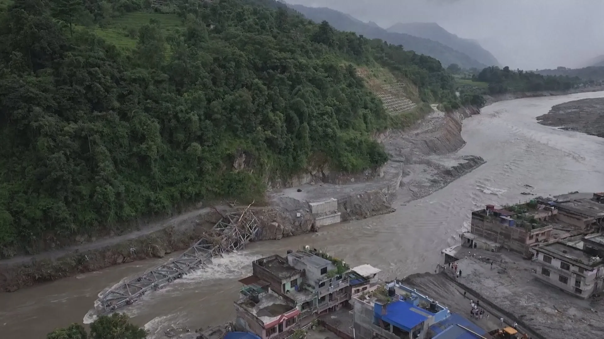 Nepal nỗ lực cứu hàng trăm người có thể mắc kẹt trong hầm- Ảnh 3.
