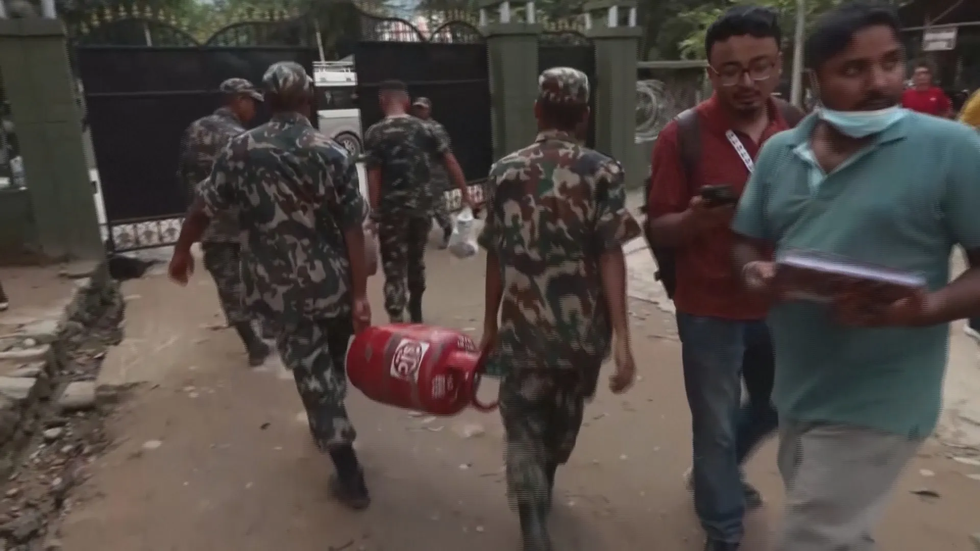 Nepal nỗ lực cứu hàng trăm người có thể mắc kẹt trong hầm- Ảnh 4.