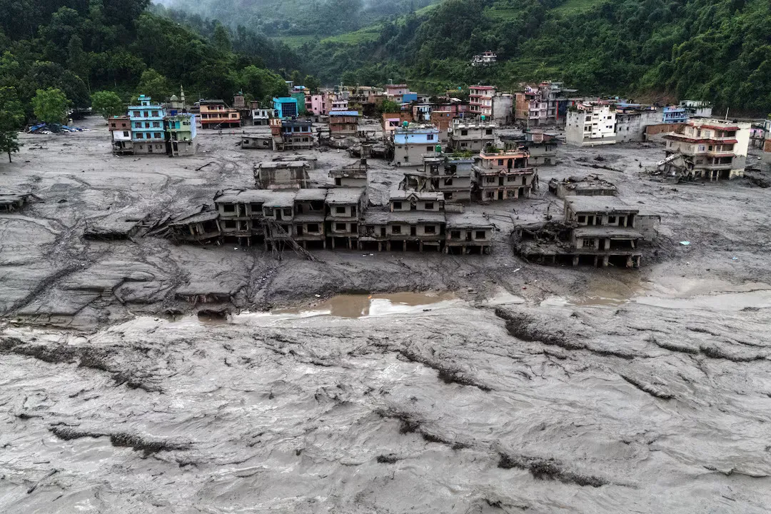 Lũ quét ở Nepal - Trung Quốc: WHO khẩn trương cứu trợ, Nepal cảnh báo nguy cơ lũ mới- Ảnh 2.