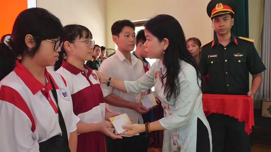 ng thi ngoc xuan trao qua