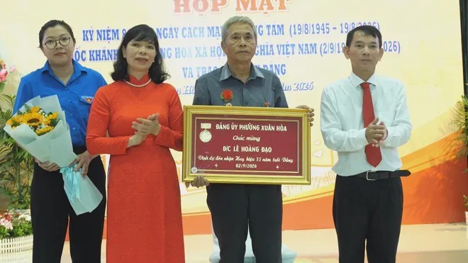 Thời sự trưa HTV ngày 30-8-2026  Phường Xuân Hòa tổ chức lễ kỷ niệm Quốc khánh 29 và trao Huy hiệu Đảng đợt 2-9-2026 - Ảnh 2