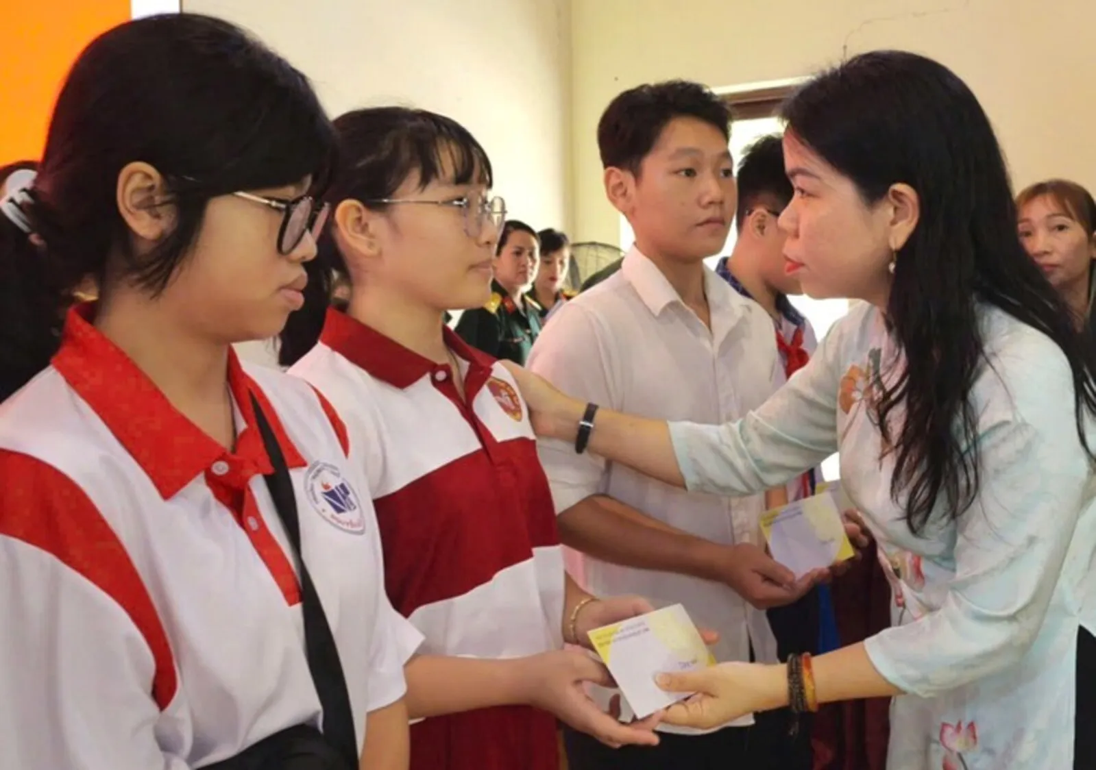 Trao quà động viên trẻ mồ côi vì COVID-19 trước năm học mới - Ảnh 1