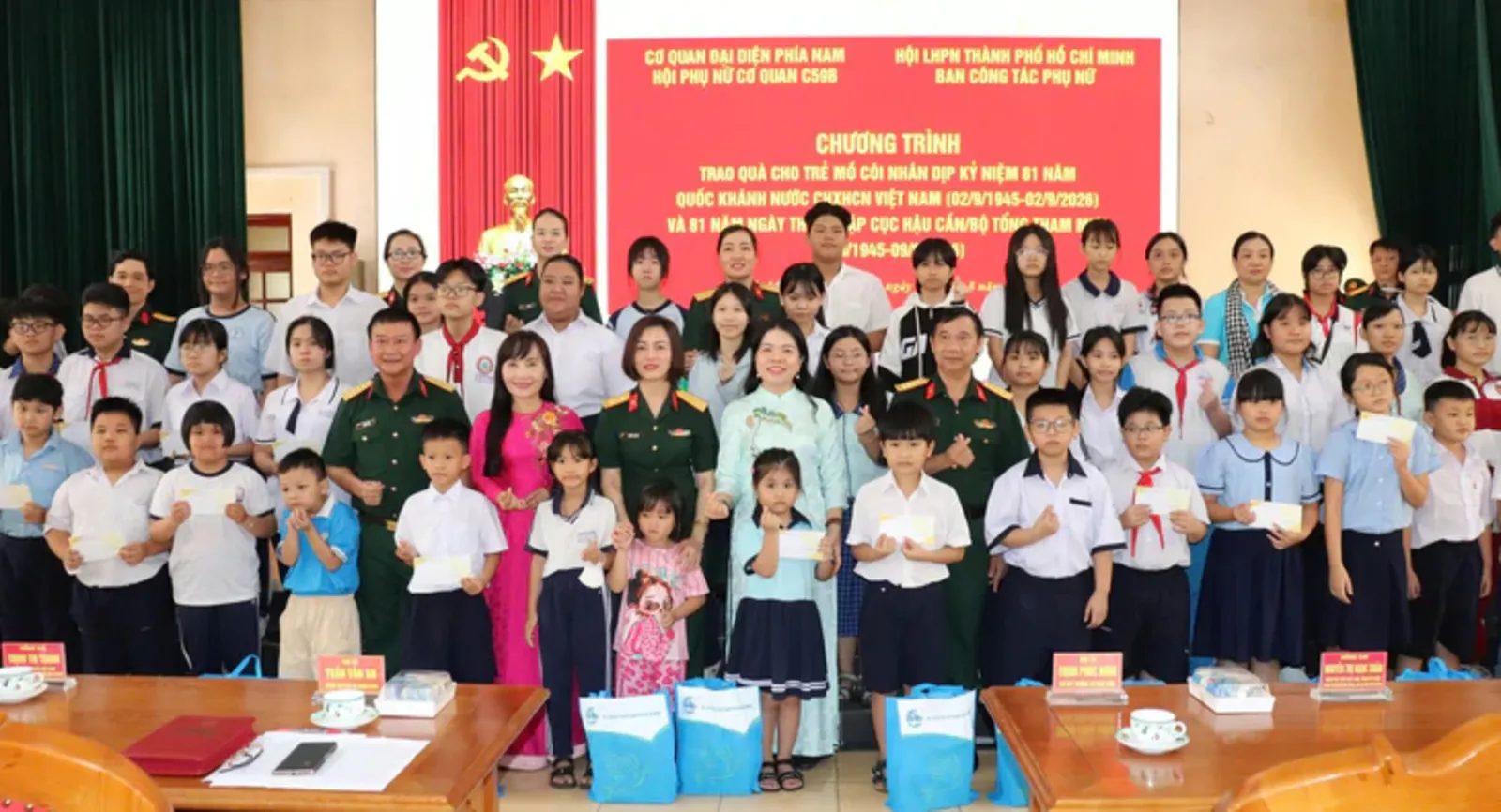 Trao quà động viên trẻ mồ côi vì COVID-19 trước năm học mới - Ảnh 2
