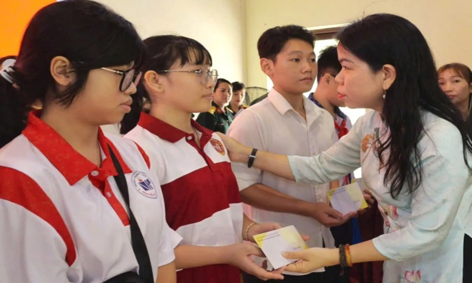 Trao quà động viên trẻ mồ côi vì COVID-19 trước năm học mới