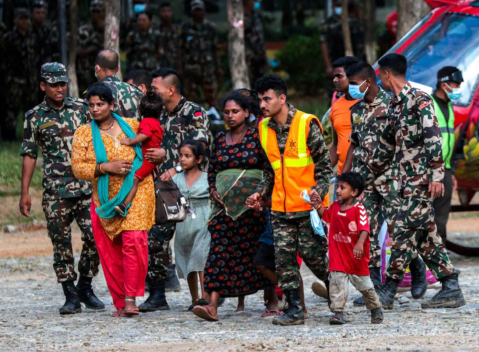 Nepal chạy đua giải cứu hàng trăm người mắc kẹt trong đường hầm thủy điện - Ảnh 1.