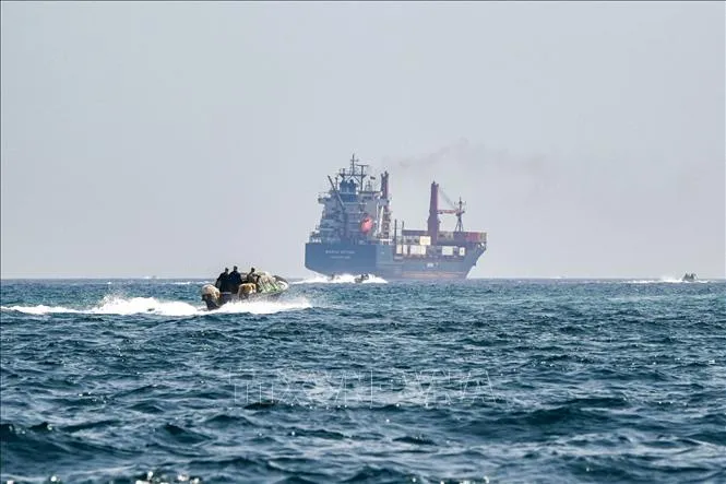 Mỹ - Iran nối lại giao tranh, căng thẳng tại eo biển Hormuz leo thang- Ảnh 2.