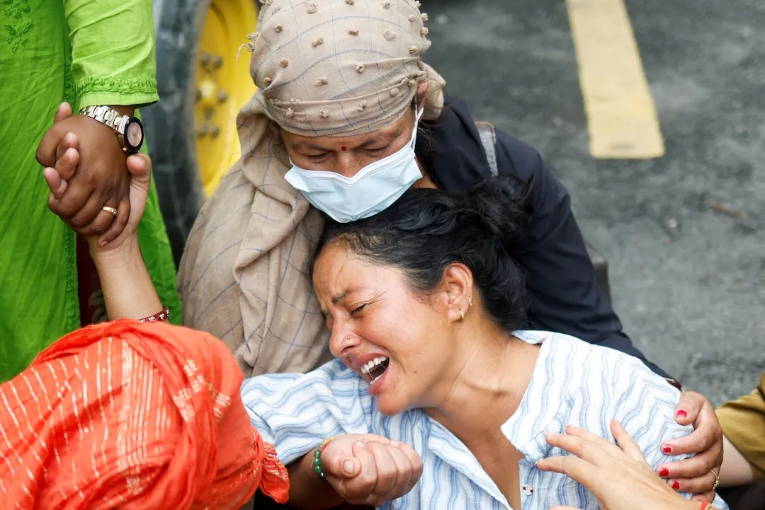 Nepal chạy đua giải cứu hàng trăm người mắc kẹt trong đường hầm thủy điện - Ảnh 2.