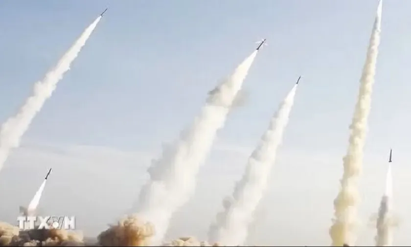 Iran phóng tên lửa, tấn công căn cứ quân sự Mỹ