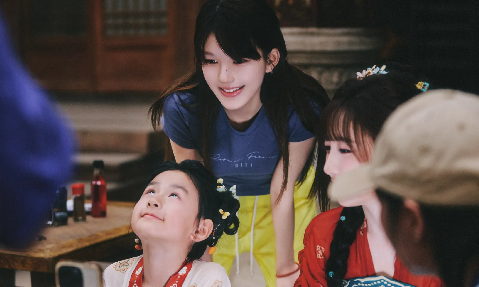 Triệu Lộ Tư khoe loạt ảnh hậu trường ở vai trò mới