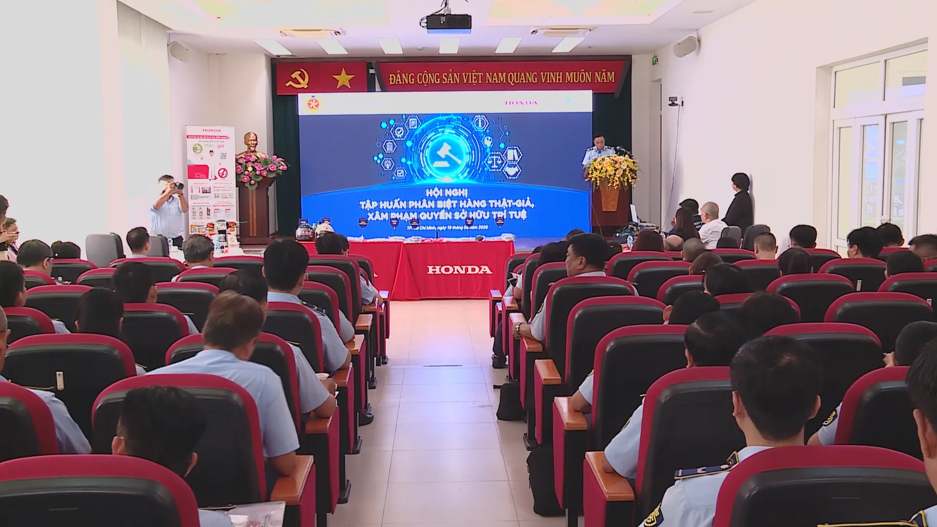 Công chức Quản lý thị trường TP. Hồ Chí Minh tham gia tập huấn, cập nhật kỹ năng nhận diện hàng thật - hàng giả
