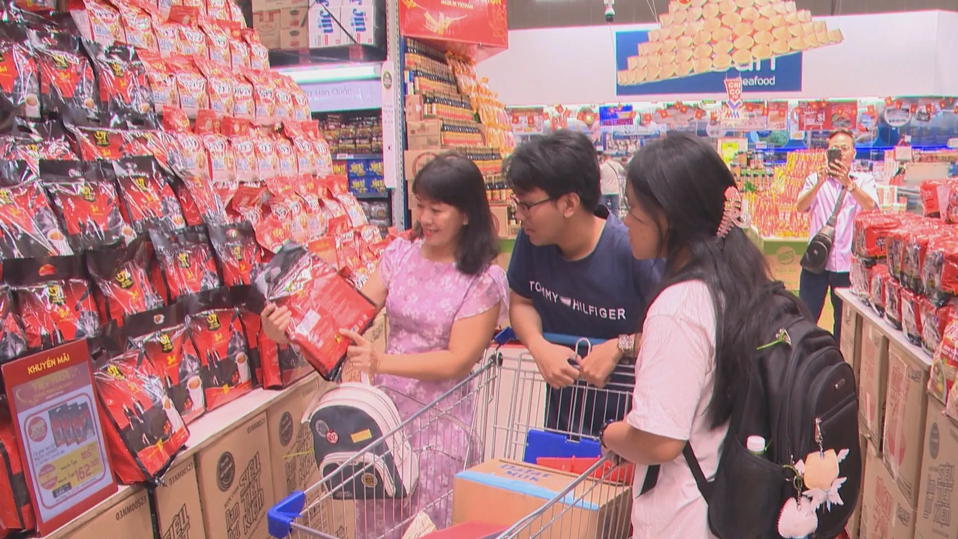 Người dân thoải mái mua sắm trước nhiều mặt hàng đa dạng và các chương trình khuyến mãi