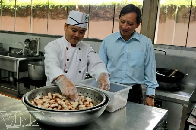 Ông Chiêm Thành Long, cùng đầu bếp làng du lịch Bình Quới làm các món mới và trong một sự kiện ẩm thực (Ảnh: Lê Minh, Báo Ảnh Việt Nam và trang Facebook nhân vật)