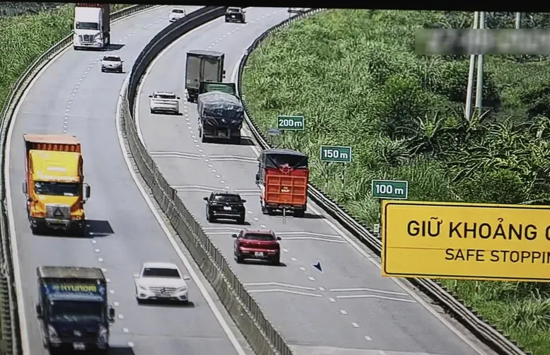 Qua 5 ngày thực hiện tuyên truyền, xử lý lái xe không giữ khoảng cách an toàn, đa phần lái xe tham gia giao thông trên tuyến bước đầu đã có ý thức giữ khoảng cách an toàn với xe liền trước Qua 5 ngày thực hiện tuyên truyền, xử lý lái xe không giữ khoảng cách an toàn, đa phần lái xe tham gia giao thông trên tuyến bước đầu đã có ý thức giữ khoảng cách an toàn với xe liền trước